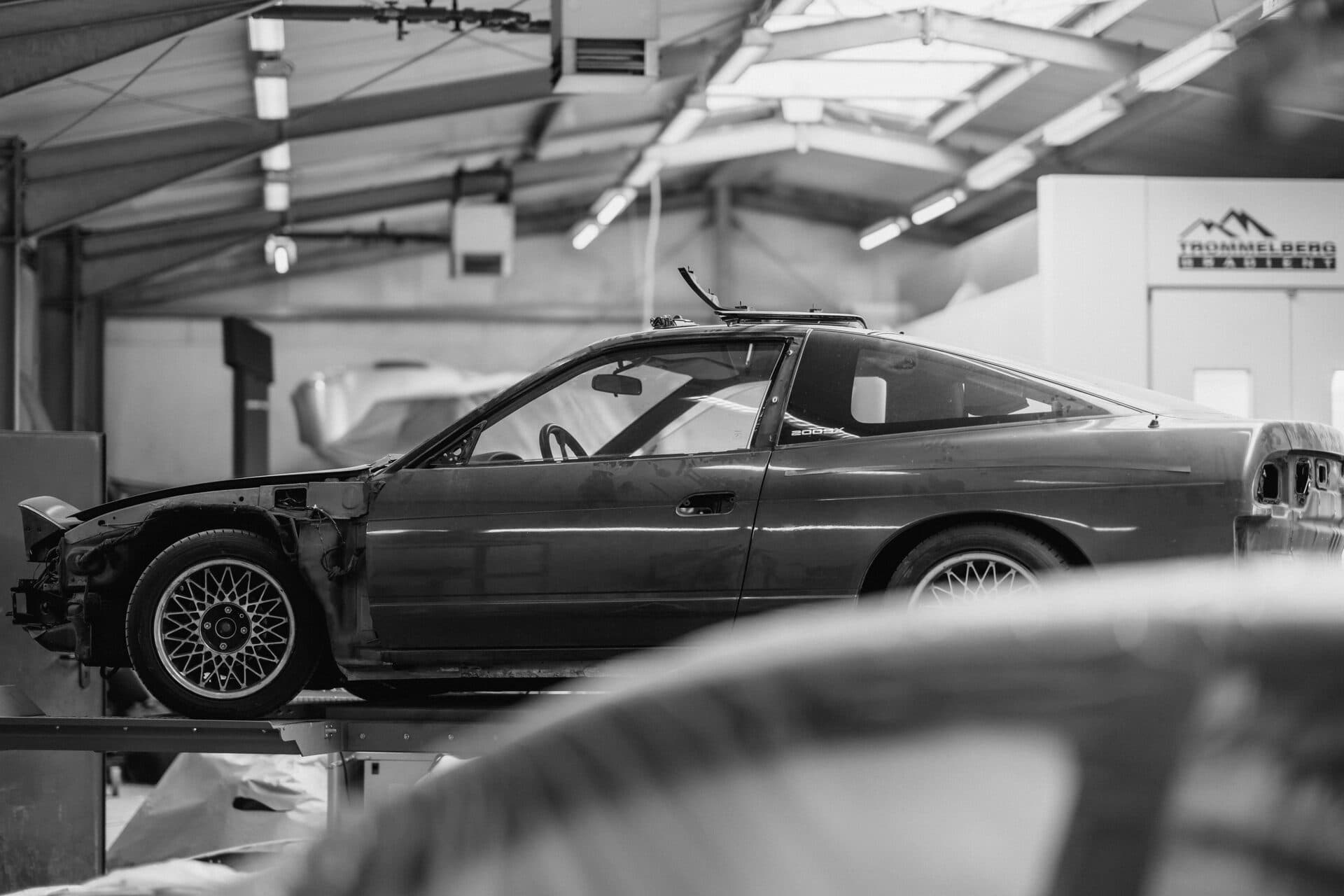 Fahrzeug in der Halle